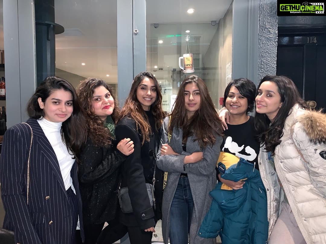 Shraddha Kapoor Instagram - Some chillesh time 💫 @shraddha.naik @tanghavri @menonnikita @namdeepak @spoinkzz #MakingMemories #DreamTeam #StreetDancer3D #LondonSched