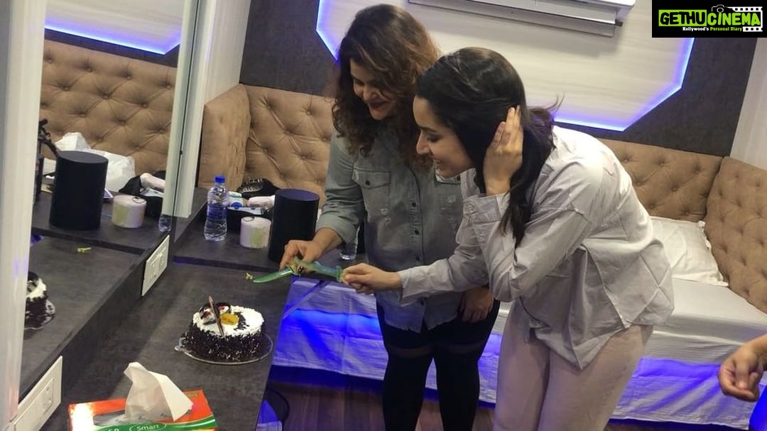 Shraddha Kapoor Instagram - After a long day of shoot on #Saaho, celebrating #STREE ♥️ Thank you @ajitha.mannepalli for your thoughtful gesture. Cutting the cake with @shraddha.naik (who spun her magic doing make up for the film) These little gestures are so special. And thank you to my dearest Raju for capturing this on video ⭐️ #ASweetLittleCelebration
