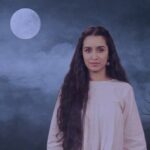 Shraddha Kapoor Instagram - Vicky toh ab tak anjaan hai aur aap bhi! Bas 3 din ka intezar, fir sab pata chal jayega. Miliye #Stree se, sirf 3 dino mein! @rajkummar_rao #DineshVijan @amarkaushik @pankajtri3 @aparshakti_khurana @nowitsabhi @maddockfilms #D2RFilms @krishna.dk @rajanddk @officialjiocinema @tseries.official