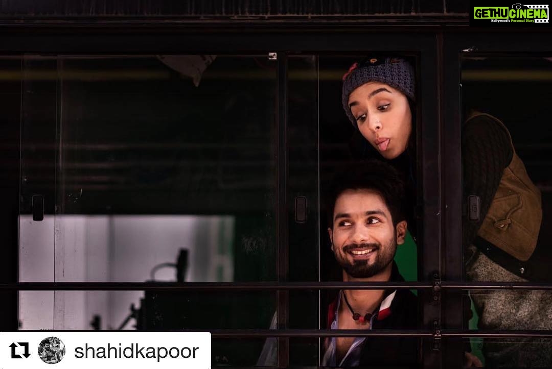 Shraddha Kapoor Instagram - Fellow fishie 😝 #BATTIGULMETERCHALU @shahidkapoor
