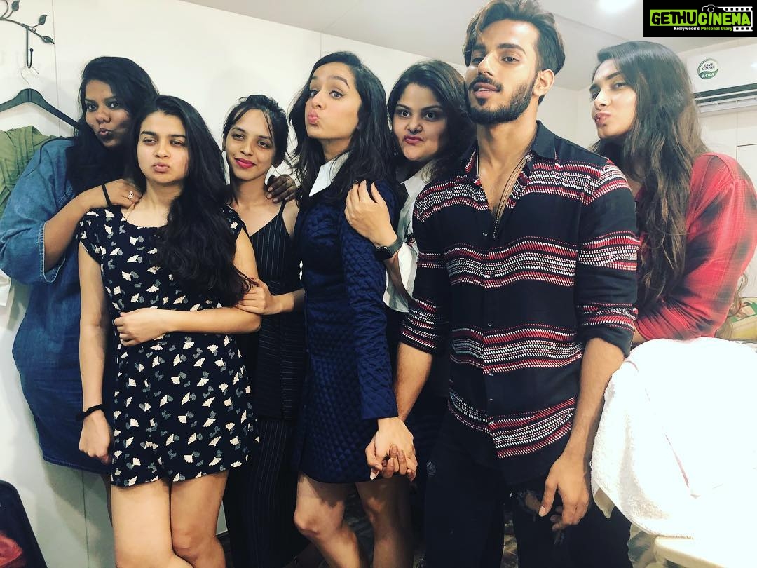 Shraddha Kapoor Instagram - My loves ♥️♥️♥️♥️♥️♥️ @jinal.jj @tanghavri @shraddha.naik @amitthakur_hair @ekta_shah @mehularora3 #DREAMTEAM #GOODVIBESONLY