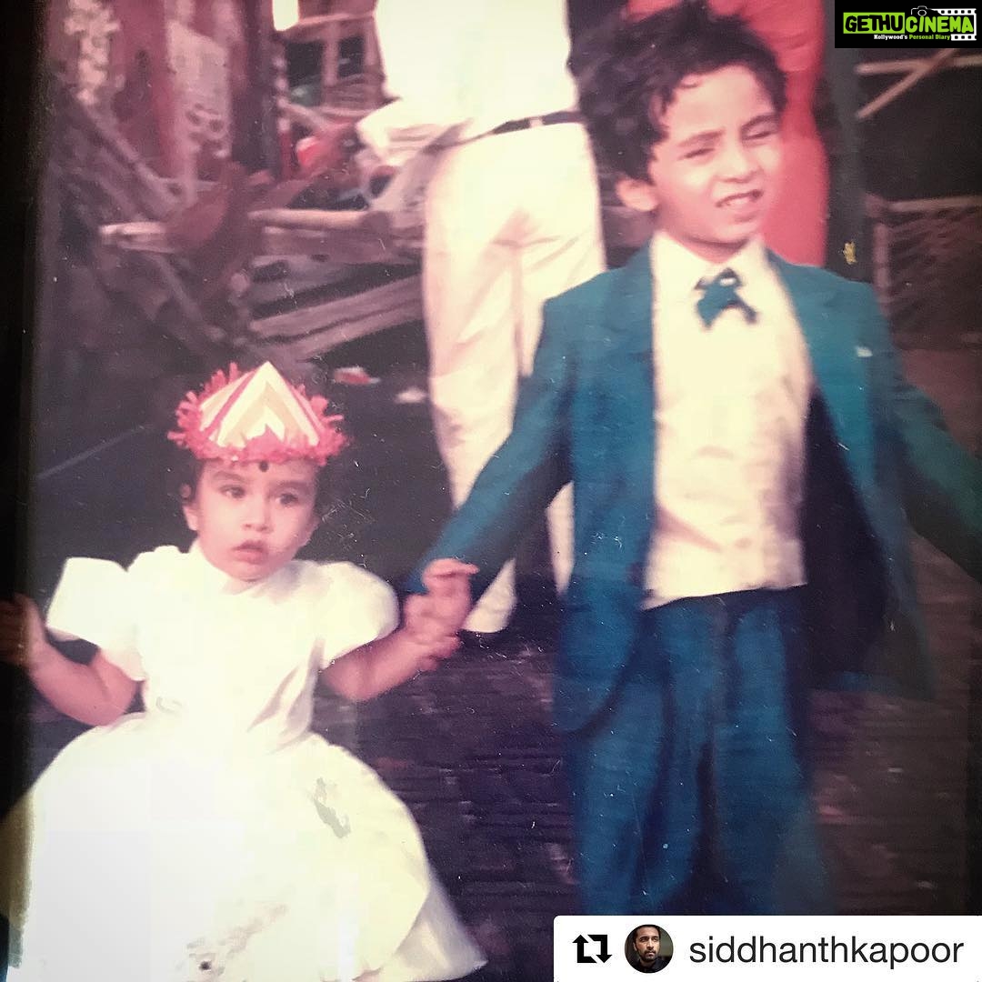 Shraddha Kapoor Instagram - Always overwhelmed by his love @siddhanthkapoor And how do I ever express how much I love you Bhaiya ♥️ 🐠 🦀 #Repost @siddhanthkapoor with @get_repost ・・・ Will always hold your hand , always have your back ... love you ❤️. #ultramegasuperthrowback #iwasmorestylishthen lol