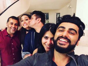 Shraddha Kapoor Instagram - FULL party!!! Celebrationssssss 🎉 Thank you all for loving #HALFGIRLFRIEND FULL love back to each one of you ❤️ @ektaravikapoor @mohitsuri @arjunkapoor @chetanbhagat