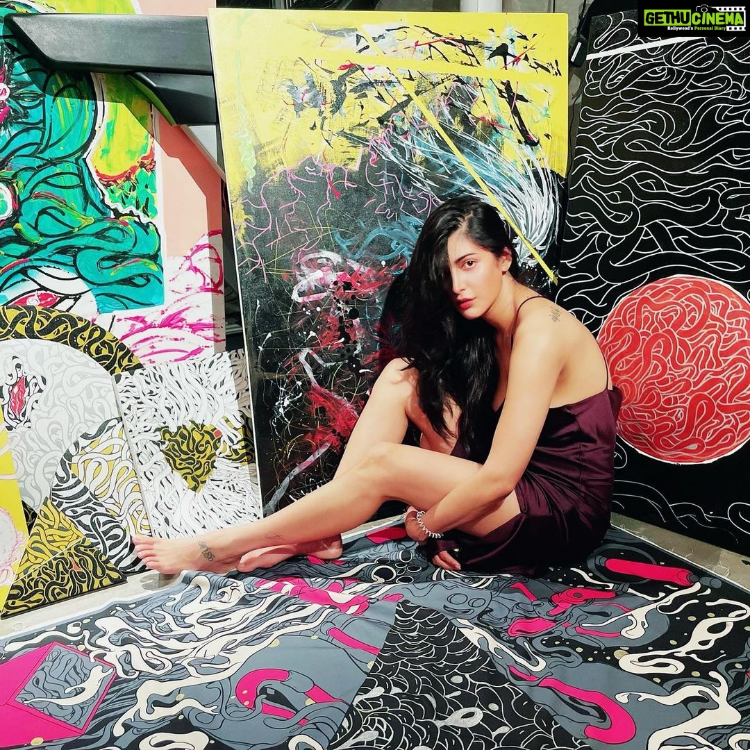 Shruti Haasan Instagram - The paradise we make Within four walls To hold all of our dreams Is the world that counts Dripping in paint Covered in chords And paw prints These smallest of things Make a home what it is βββ Make your own paradise Always Even in the darkest of times π§Ώπ Art and lame jokes by @santanu_hazarika_art