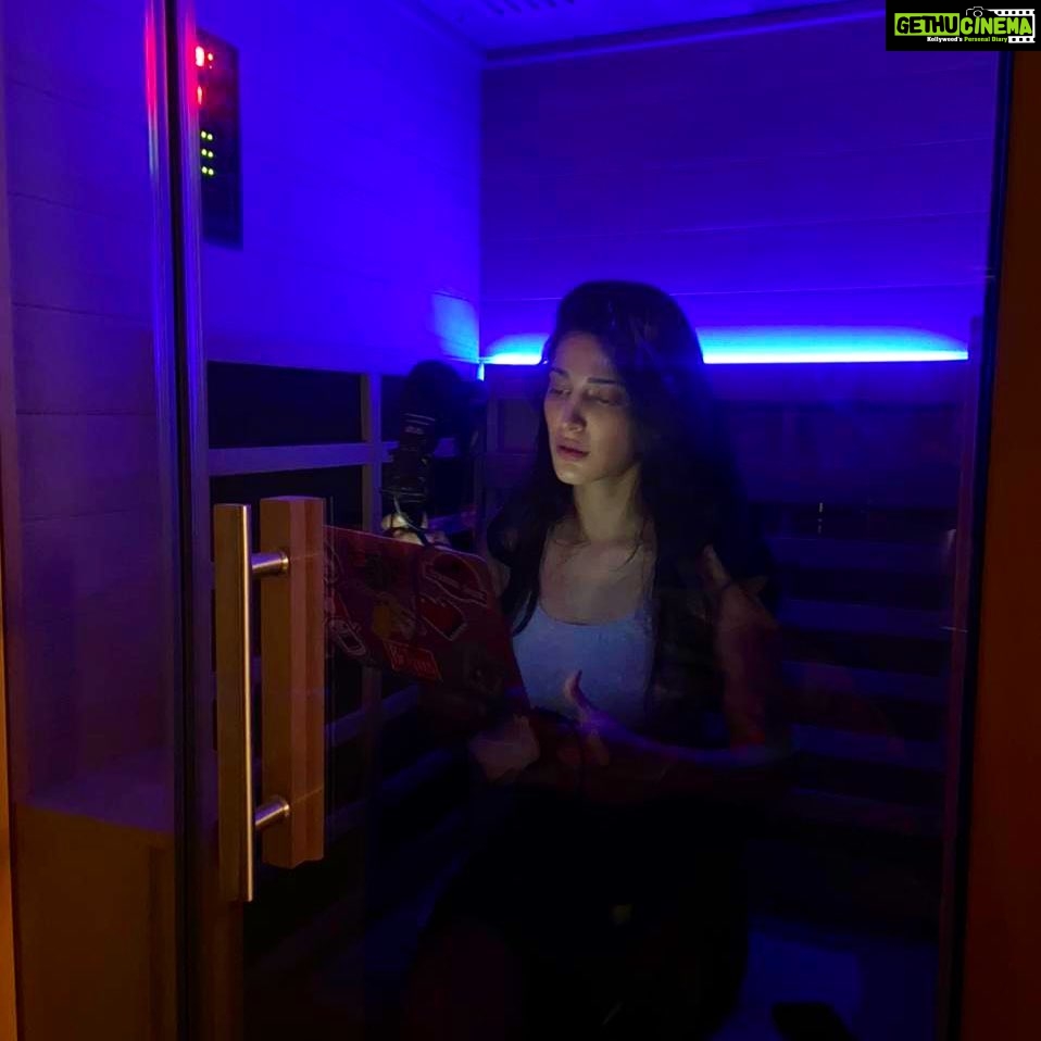Shruti Haasan Instagram - Dubbing from home in my sauna/audio suite ! Such strange times - I never forget to thank the universe for my health and safety. I pray for everyone as I do everyday - these are dark times but we are people of light and strength if we choose to be ! Please stay safe and get vaccinated if you can π