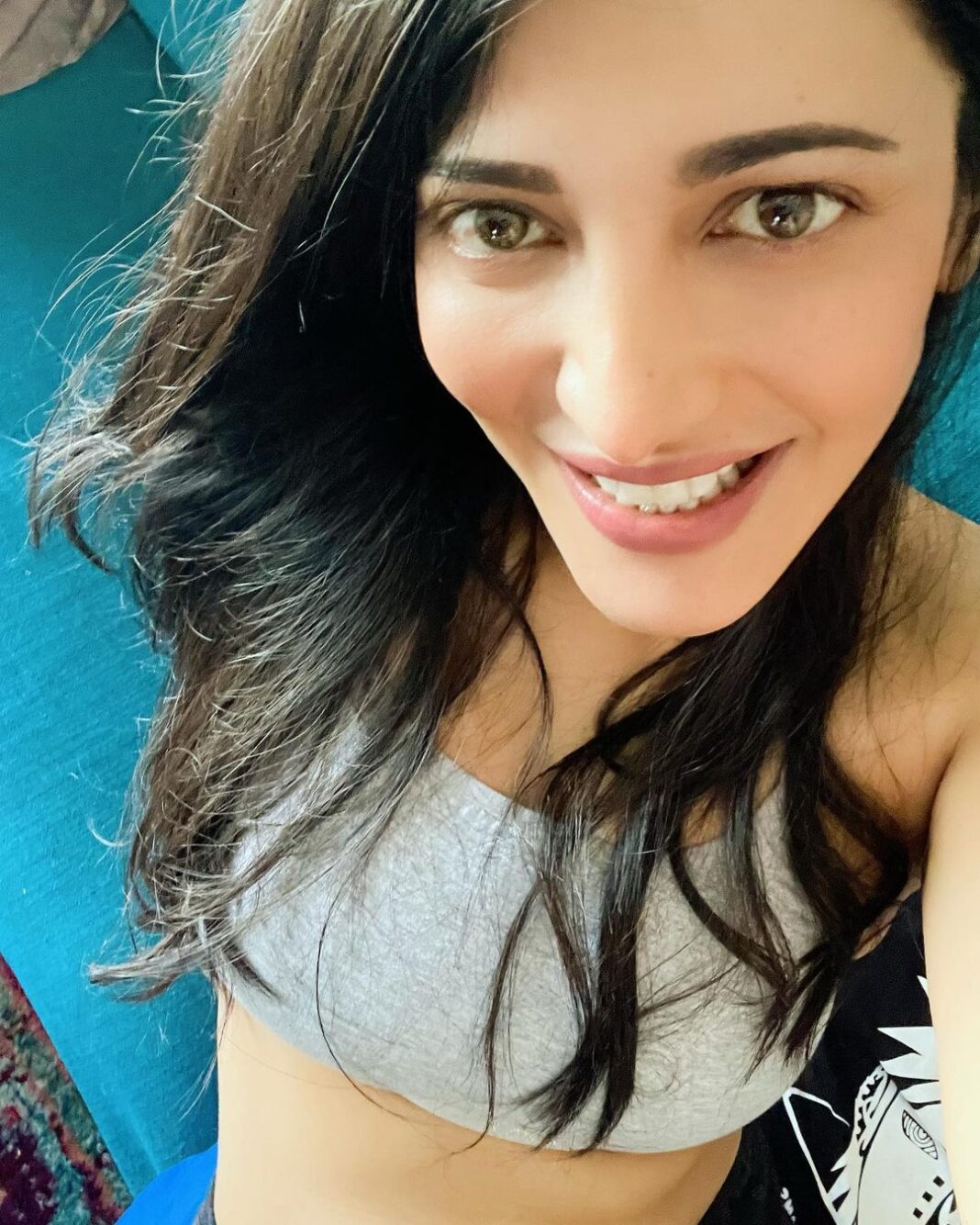 Shruti Haasan Instagram - For whoever needs it - sending you a giant squishy healing hug 💖🌸 stay safe and stay strong