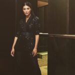 Shruti Haasan Instagram – ✨🖤✨ Pant suit  @Geneslhofficial
Jewellery @risnjewels
Styled by @neeraja.kona
Asst by @manogna_gollapudi
📸 @akshay.rao.visuals 💄 @makeupartist_arti 💁🏻‍♀️@celebrity_hairstylist_sur