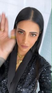 Shruti Haasan Instagram - Did I get it right ?? 😜😂 glam or no glam - I always be FEELIN MY OWN VIBE 🖤