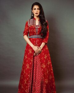 Shruti Haasan Instagram - 🥀🌹♥️ Outfit @label_anushree Stylist @neeraja.kona Photographer @the_pixel_farmer Asst by @manogna_gollapudi makeup @makeupartist_arti hair @noori_hairstylist 🧿