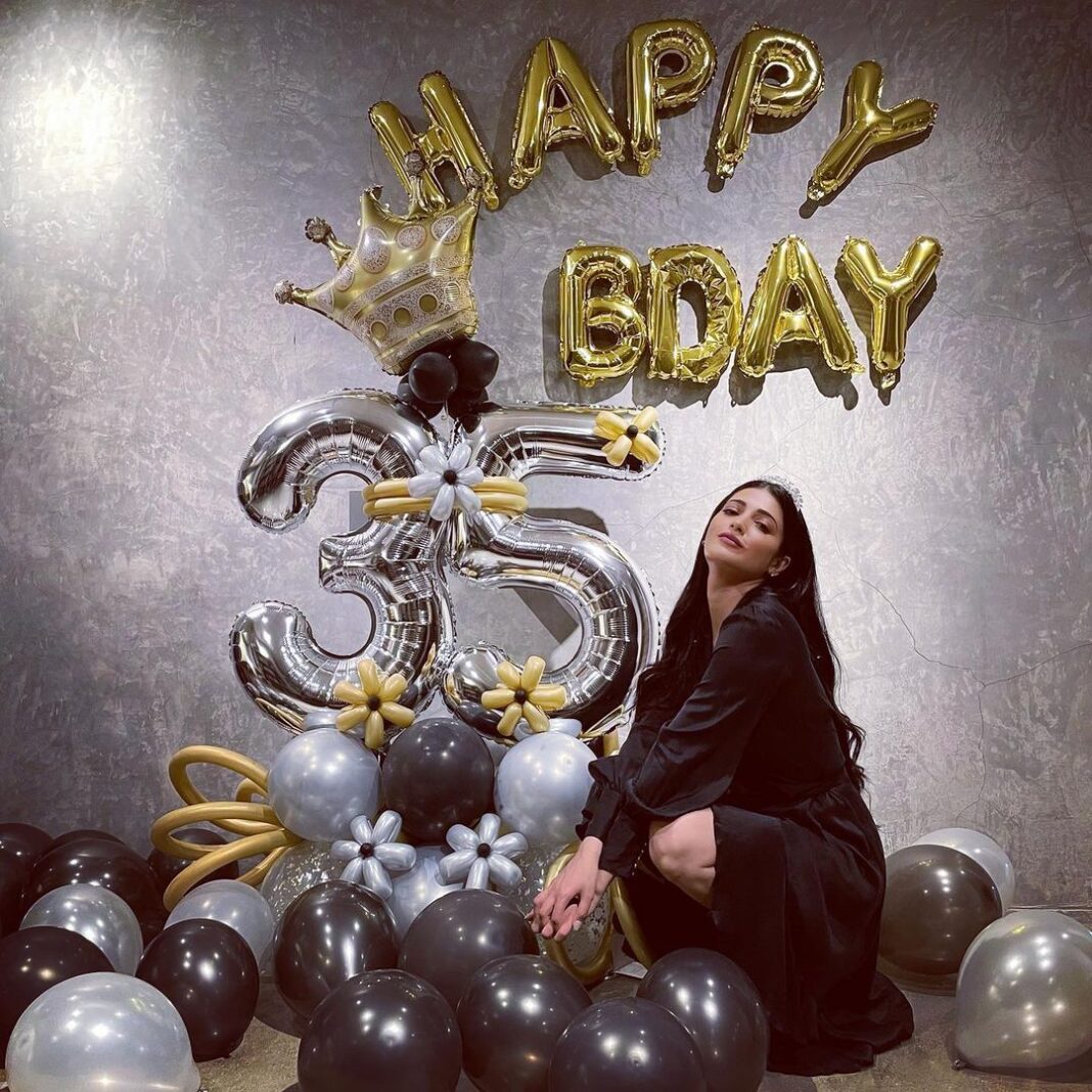 Shruti Haasan Instagram - Filled with gratitude and joy !!! This has been the best phase of my life and I’m thankful for my lessons and the journey ...ive grown and changed in ways that have shaped my vision of the future I want for myself filled with light and creativity — I want to take a second to say a giant THANKYOU to my virtual family for making my birthday so special 🖤Thankyou for all your wishes I feel so loved 🖤🖤🖤