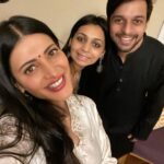 Shruti Haasan Instagram - So blessed to spend my Diwali with these lovelies 💛 @karanparikh27 @nikitaj29