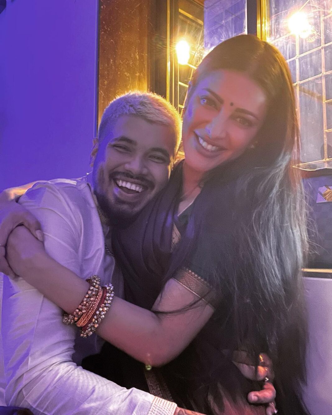 Shruti Haasan Instagram - An imperfect picture from our perfect Diwali ✨💫 wishing you and yours the best the brightest and all the blessings ! 🧿✨💥🪔 @santanu_hazarika_art #diwali #besttimever #thankful