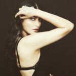 Shruti Haasan Instagram - 🖤 styled by @amritha.ram saree @shantanunikhil jewellery @suhanipittie