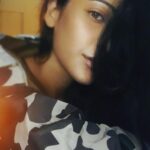 Shruti Haasan Instagram - I’ve been spending a LOT of time with myself 🤣 as you can tell from another series of nonchalant selfies 😋raise your hand if you’ve gone through this pandemic alone 🙋🏽‍♀️ it’s been an amazing experience , reconnecting with friends and working in times like this - it’s also been super scary at night lol no more 👻 stories for me 🤣