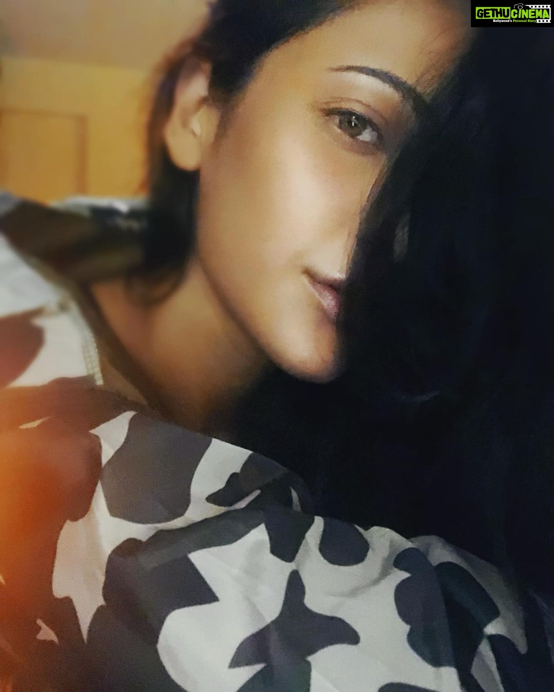 Shruti Haasan Instagram - I’ve been spending a LOT of time with myself 🤣 as you can tell from another series of nonchalant selfies 😋raise your hand if you’ve gone through this pandemic alone 🙋🏽♀️ it’s been an amazing experience , reconnecting with friends and working in times like this - it’s also been super scary at night lol no more 👻 stories for me 🤣