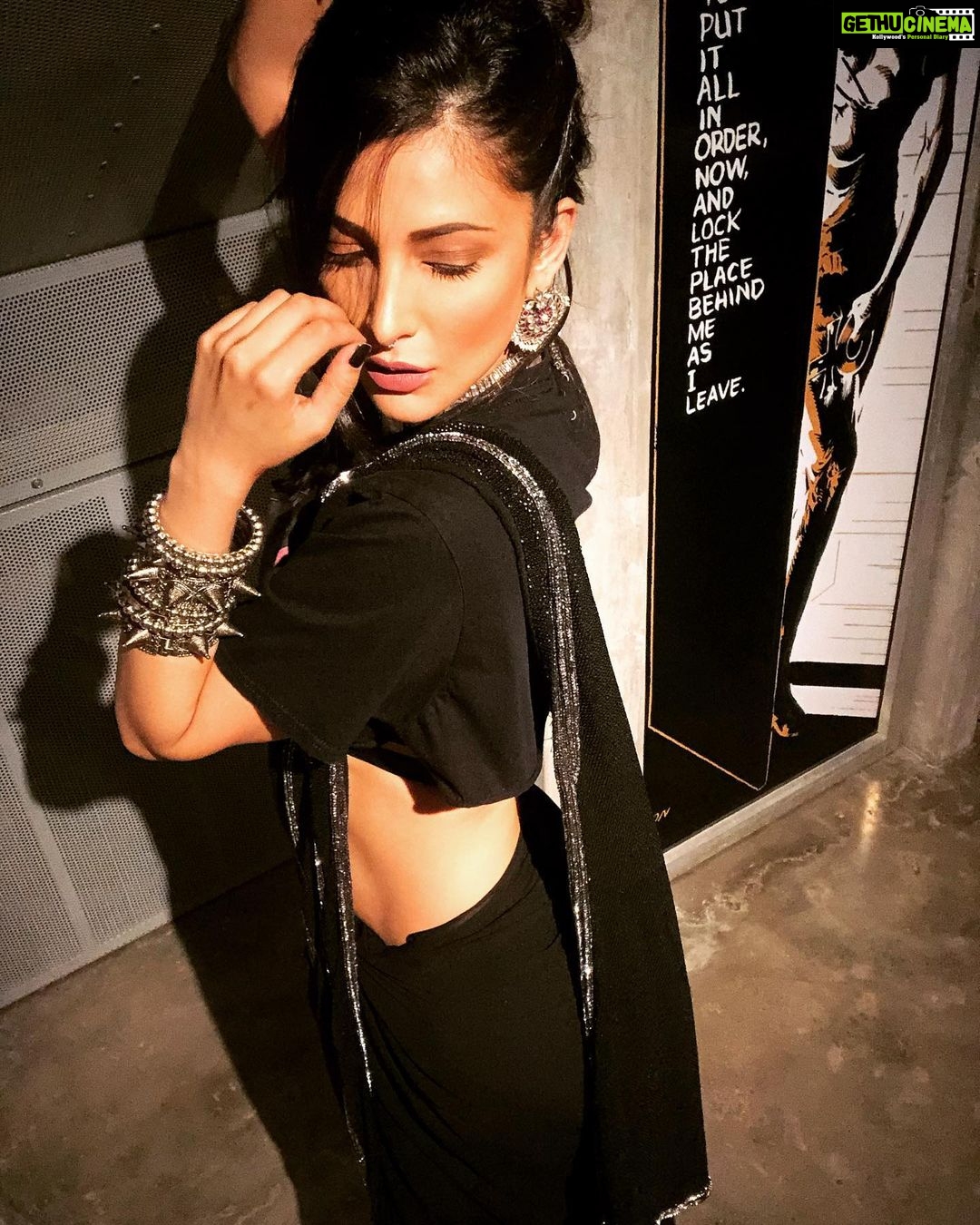 Shruti Haasan Instagram - Looking back - sorry 2019 I didn’t mean to hate on you lol wow this year is almost done ! Learned a 💩 load about life and people and humanities strengths and weaknesses this year - also learned what a natural loner I am and how much I value the people that truly count. I learned about art and the love it gives me in a whole new way and I learned to love in a whole new way. It’s strange to say this In a dark time - but this is exactly where we were meant to be and the reasons don’t matter as much as growth and evolution does 💫 #pensive #octoberfever #almostdone 🎃🧡💞