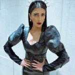 Shruti Haasan Instagram – 🧿🖤 styled by @profanayty in @sameermadan_official @jimmychoo @kaeros_official head piece @the_rabbit__hole  hmu @daneilapires_makeupandbrows @moe_hairstyle