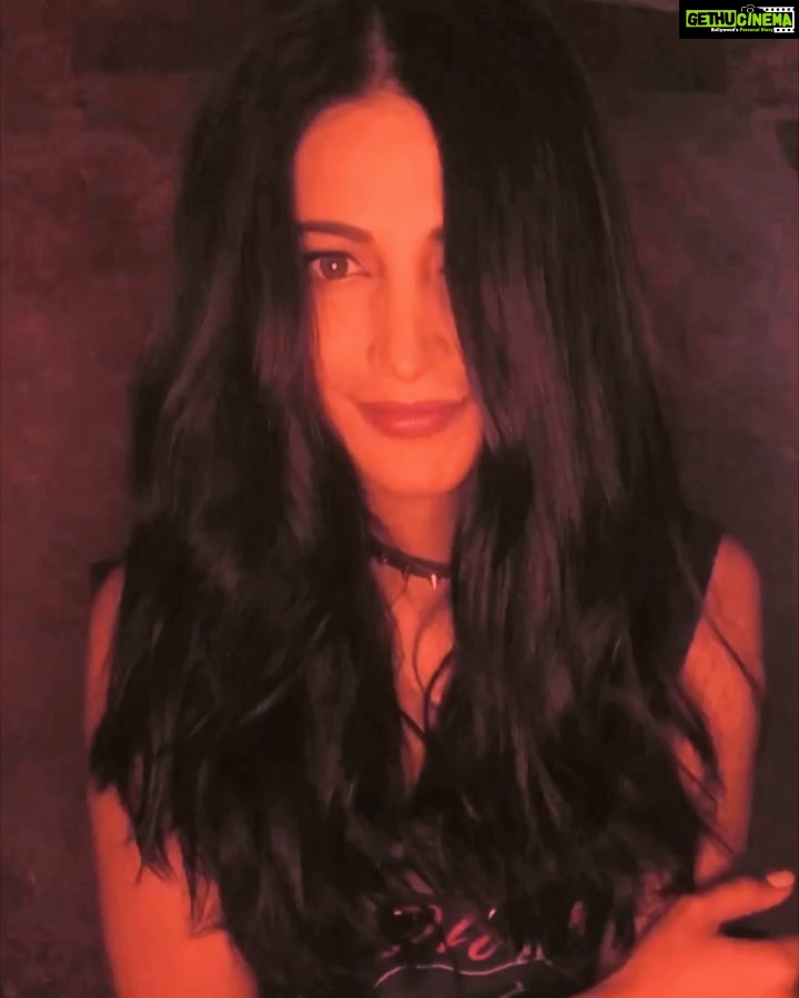 Shruti Haasan Instagram - 5 planets in retrograde got me feeling all 💜🌚🪐🌪☄️🧞♀️🧟♀️🔮🧿🌞💜 ps- for those asking this music is the instrumental version of as you go - to hear the song go to the link in my bio x