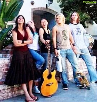 Shruti Haasan Instagram - π€ this blurry memory from @mihollywood with @jenn_sthilaire @elsagernandt and @pontusduvsjoe on some random street in Hollywood!! I remember being 20 and full of hope and dreams and possibility. Sometimes we get lost in other things and we sink into our lives in ways that make us forget what we came here to say. I was happy today to realise that I feel like that same 20 year old shruti again !! Full of light and positivity and so ready for every single possibility π€