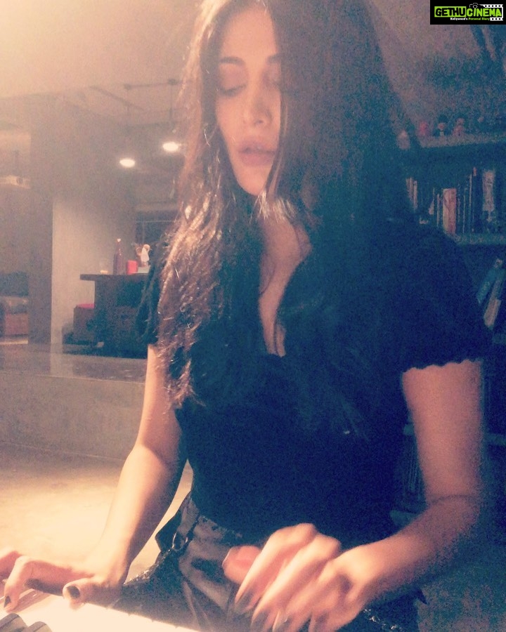 Shruti Haasan Instagram - INSPIRATION at an all time low 😂so thankful for my life and my roof and my safety -Two months on my own with my kitty cat and my piano !!! I’ve loved it but now I really need a plan ok ? What do we do ? How to help each other ? How to be responsible and care for each other ? How to ensure safety at work ? How to get those who really really REALLY need to get back home a way back ? LIFE needs to restart in the best and safest way possible 🖤 it’s been a tough time for everyone and it’s important to head back into the world with compassion and kindness PS- this is supposed to be a fun post not to be taken as me being in a bad mood lol