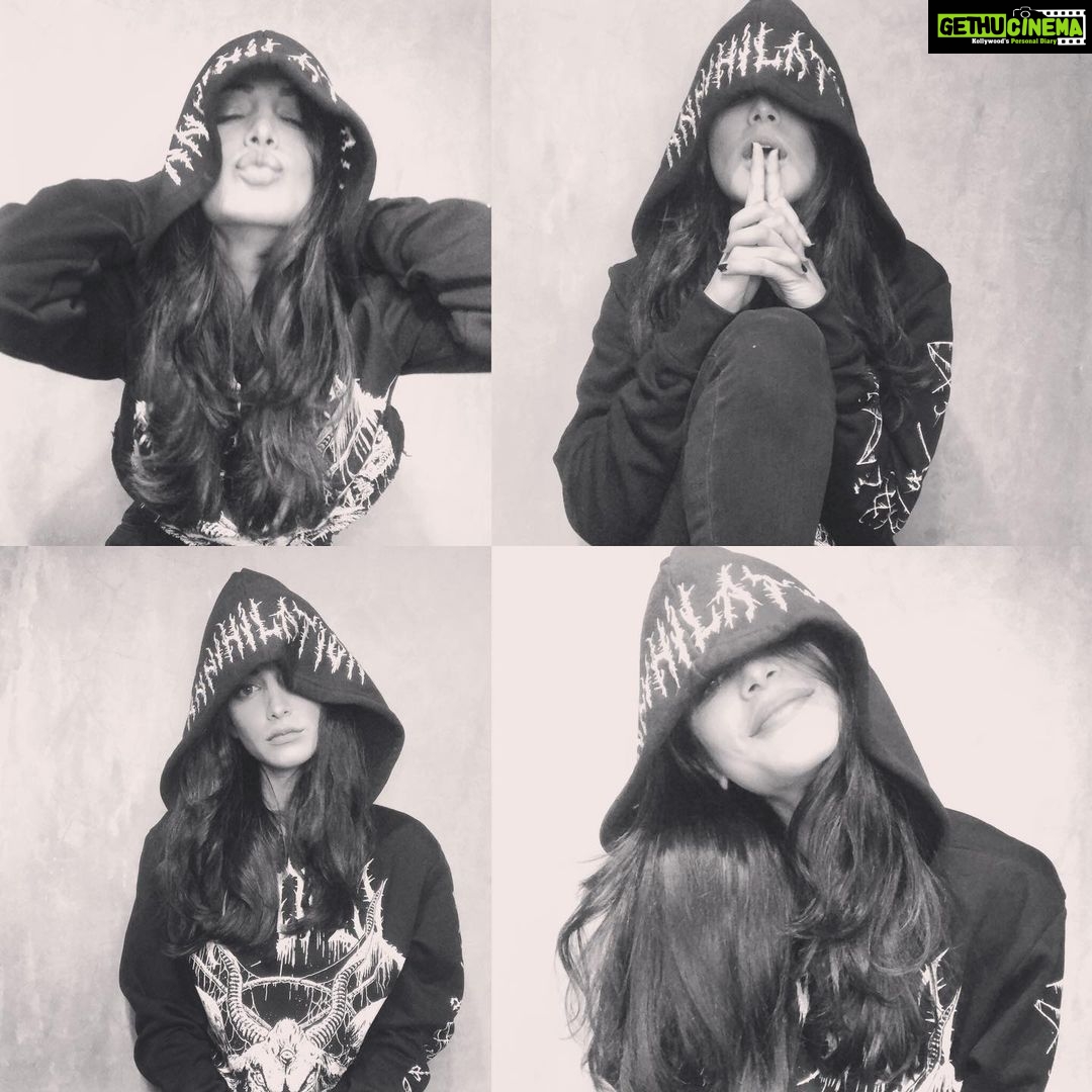 Shruti Haasan Instagram - 🖤 hope everyone’s staying inside staying insane And staying happy 🖤