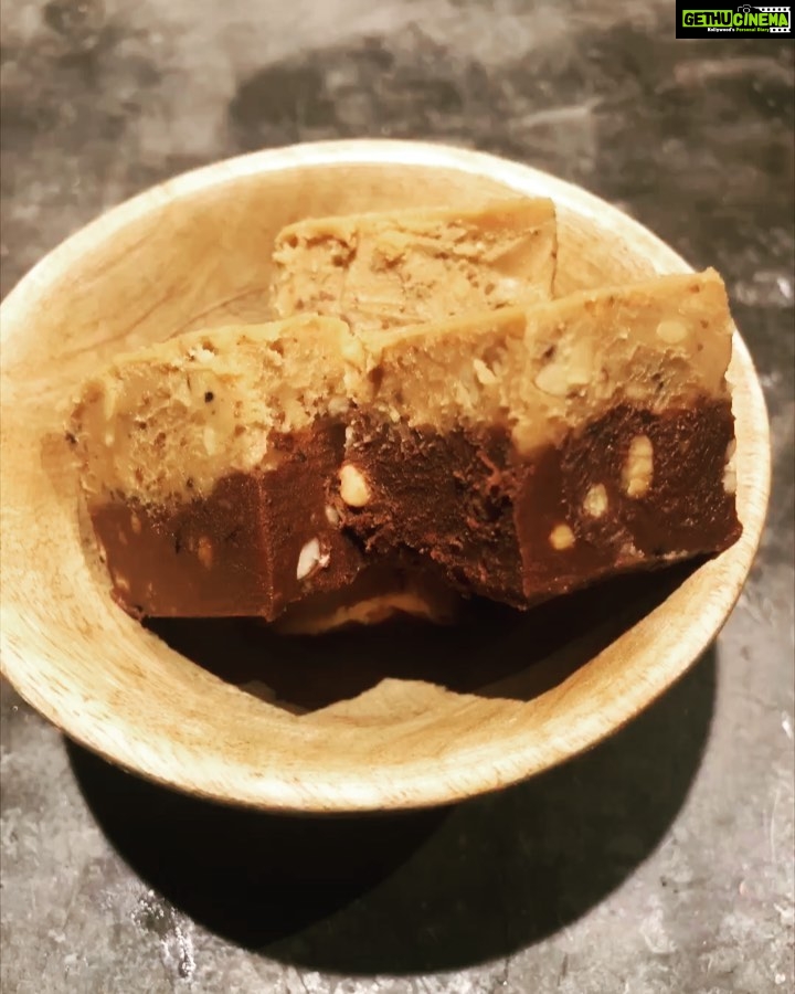 Shruti Haasan Instagram - CRUNCHY PEANUT BUTTER CHOCOLATE FUDGE 🥜 🍫 💩 you can substitute the butter with coconut oil - and you can re use double the amount of maple syrup for the second layer of peanut butter but I always love a bit of the glassy sugar crunch ✨also please don’t use foil I didn’t have any baking paper so I improvised - I would go without . Bare tray🤔 ENJOY !! 😁