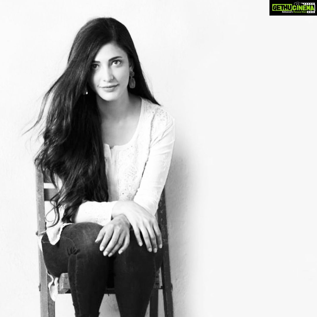 Shruti Haasan Instagram - SELF ISOLATING SINCE 1986 đ one of my last shoots before lock down - I do miss working with people and the energy of a movie set and the lovely vibe of a jam room but isolating is something we HAVE TO DO and when the lock down eases it doesnât mean you go out and throw a party and squish each other. PLEASE STAY HOME as much as you can. We are up against something unseen and itâs something we havenât understood yet. So we must not behave as Though we are invincible or can somehow negotiate with a virus !! This time can be used to talk with yourself and ask yourself the questions youâve been avoiding and maybe find a way to find some new answers ! ALSO a time to have gratitude for what you do have , your food your friends your family and your comforts .Sending everyone lots of love and tonnes of good joo joo đ¤