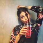 Shruti Haasan Instagram - Tuesday evening non alcoholic cocktail party with myself —- what have you been up to ?? 🤪 #rosewater #alldressedup #whynot #stayathome