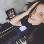 Shruti Haasan Instagram - @feminaindia and @tanyachaitanya27 asked me what I’ve been up to ... so here It is !!! Playing my piano singing and finding newer places on my face to place my hands 😂 I nominate @ashesinwind @tamannaahspeaks and @aksharaa.haasan to tell me what they’ve been up to during this time of quarantine ! #SlayAtHome #SlayWithFemina #feminaindia