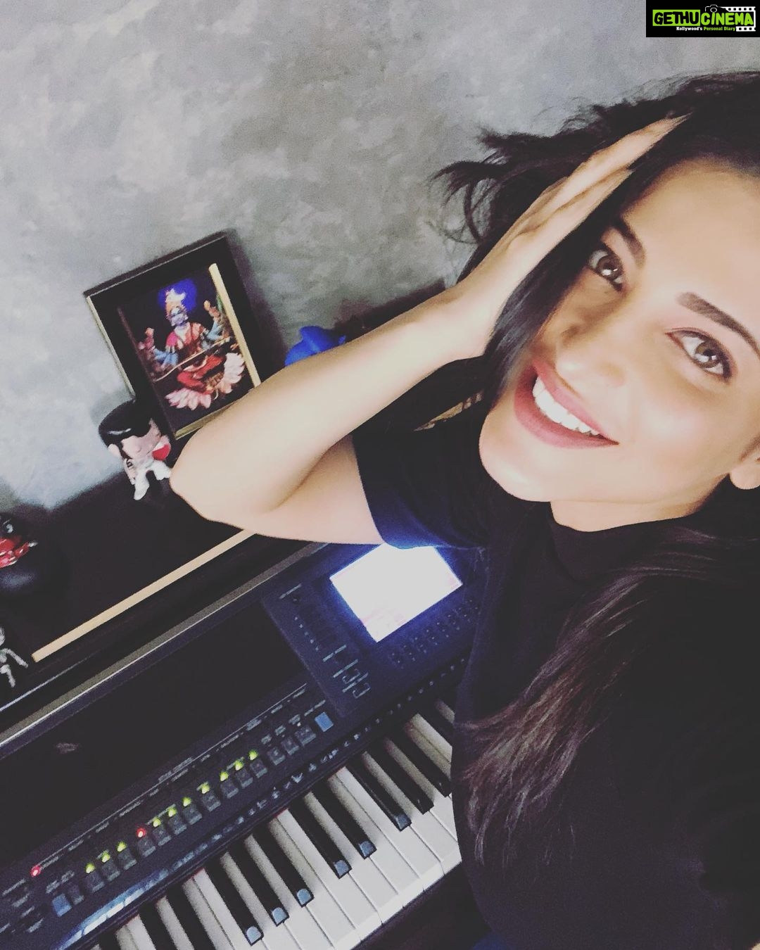 Shruti Haasan Instagram - @feminaindia and @tanyachaitanya27 asked me what I’ve been up to ... so here It is !!! Playing my piano singing and finding newer places on my face to place my hands 😂 I nominate @ashesinwind @tamannaahspeaks and @aksharaa.haasan to tell me what they’ve been up to during this time of quarantine ! #SlayAtHome #SlayWithFemina #feminaindia