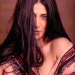 Shruti Haasan Instagram - 🦁 if you get the inside right the outside will fall into place 🦁 #lotsoftimetothink #staysafeeveryone 📷 @mrjames.harris