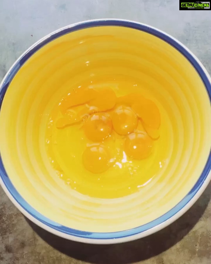 Shruti Haasan Instagram - Hello lovely people !! Hope you are well and safe and happy 🌼 here’s a recipe which turned out super yum and I thought I’d properly share this one !! Enjoy and sending everyone lots of love and good vibes BANANANANANA 6 EGGS COCONUT OIL BAKING SODA BAKING POWDER 3 GROSS BANANAS (The yuckier the better ) 1/2 TEASPOON SALT 1 TEASPOON VANILLA ESSENCE 3 TABLESPOONS COCONUT FLOUR 2 CUPS ALMOND FLOUR STEVIA AS YOU LIKE MIX LIKE A MANIAC BAKE FOR 40 MINUTES AT 180 C IT LOOKED ALL MESSY AT THE END BUT I PROMISE IT WAS CRAZY DELICIOUS Mumbai, Maharashtra
