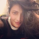 Shruti Haasan Instagram - I hope everyone’s ok ? I’m learning a lot about myself and im super glad I’m someone who enjoys my own company so much 😂 it’s good to use this time to introspect and ease into ourselves in silence. stay home , stay positive 💕 take care and sending everyone lots of love and light 🌟 #stayhome #selfcare #selfiesnonstop #stayfit