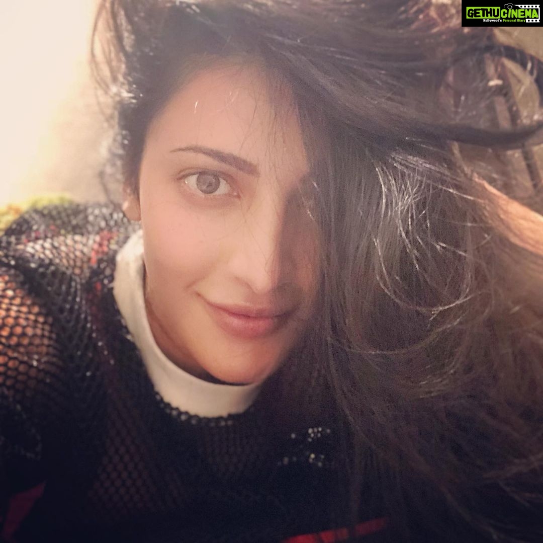 Shruti Haasan Instagram - I hope everyone’s ok ? I’m learning a lot about myself and im super glad I’m someone who enjoys my own company so much 😂 it’s good to use this time to introspect and ease into ourselves in silence. stay home , stay positive 💕 take care and sending everyone lots of love and light 🌟 #stayhome #selfcare #selfiesnonstop #stayfit