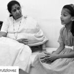 Shruti Haasan Instagram - #Repost @shrutzlovez with @get_repost ・・・ Just a picture of @shrutzhaasan singing in her uniform I LOVE THIS PICTURE 🖤 I even remember this day and being so so nervous to sing in front of the legend herself ! Such a beautiful memory - Thankyou so much for sharing 🙏🏼❤️ @asha.bhosle
