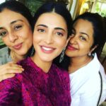 Shruti Haasan Instagram – Awesome Sunday running into these two incredible and inspiring  ladies ❤️❤️❤️❤️❤️❤️ @tabutiful  @radikaasarathkumar