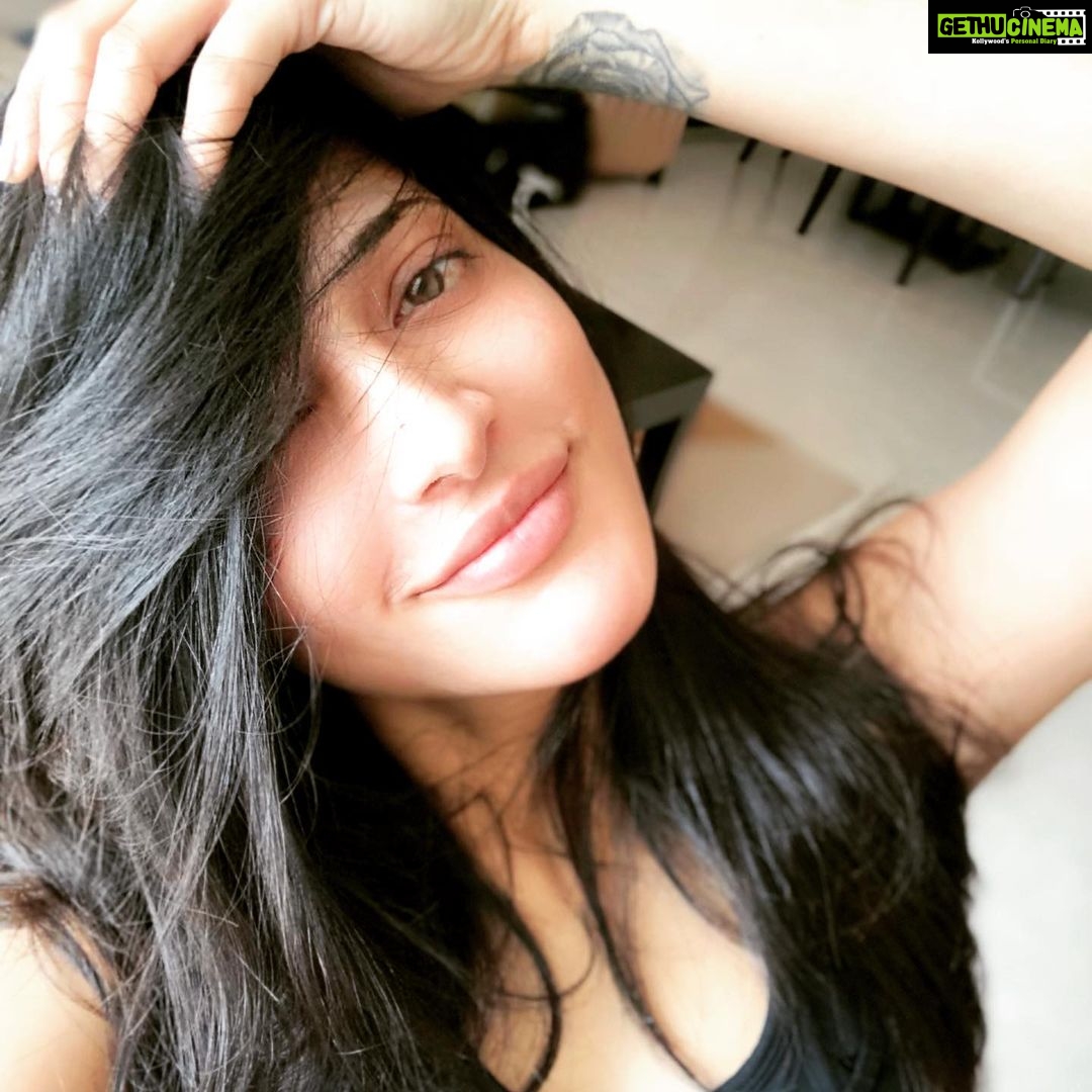Shruti Haasan Instagram - Ready for the next decade - so thankful for the years, thankful for my life and the lessons. Change isn’t easy but it’s always the most important thing. Blessed to be starting 2020 with the energy and life and balance I strived To achieve for years. Remember that loving yourself for exactly who you are is probably the best thing you can do for yourself. THE BIGGEST LESSON IVE LEARNED? Angels appear in your life in the form of friends to guide and hold you .I’m so thankful to my friends who lift me up and keep me there with their love and light. @natashaabhalla @shashamodi @brianlammusic @bass.pilot @anusharamki @niaeats @luckzsathya09 @ashesinwind @jascharanjiva @pujpuri @drrashmishettyra @jai_row_kavi_ @amritha.ram @kovelamudiprakash @tamannaahspeaks