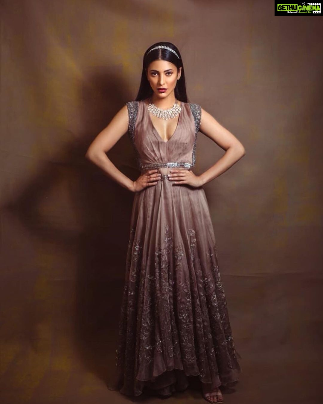 Shruti Haasan Instagram - For Filmfare last night 👗@mmalhothraworld @mmalhothra05 @challani_jewellery Hmu @prakatwork 👠@charleskeithofficial styled by @amritha.ram 📷 @parvathamsuhasphotography @bsfashionphotography