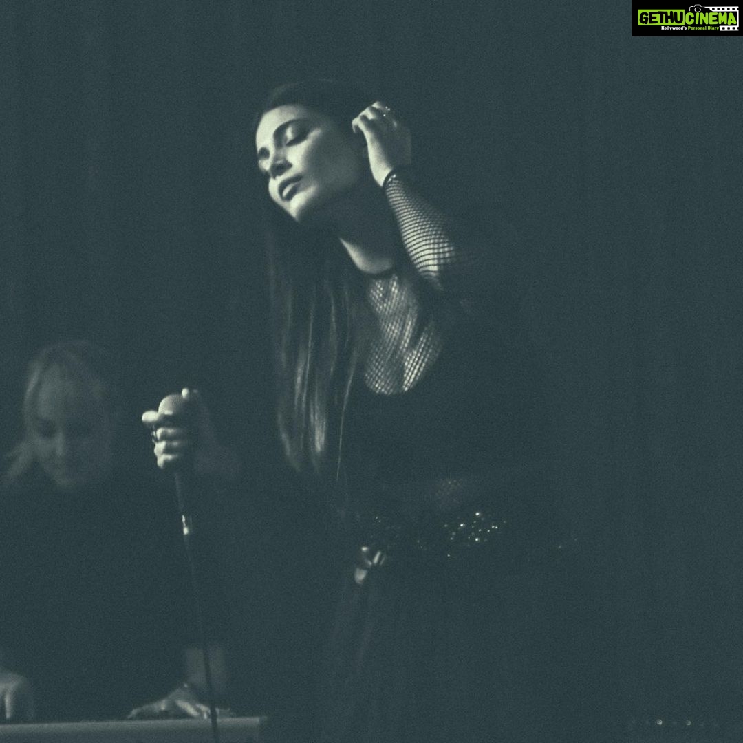 Shruti Haasan Instagram - Had the best time performing in London ! Such good vibes 💥 Thankyou to the loveliest @rachelhwilkinson for these pictures from my show at the islington 🖤