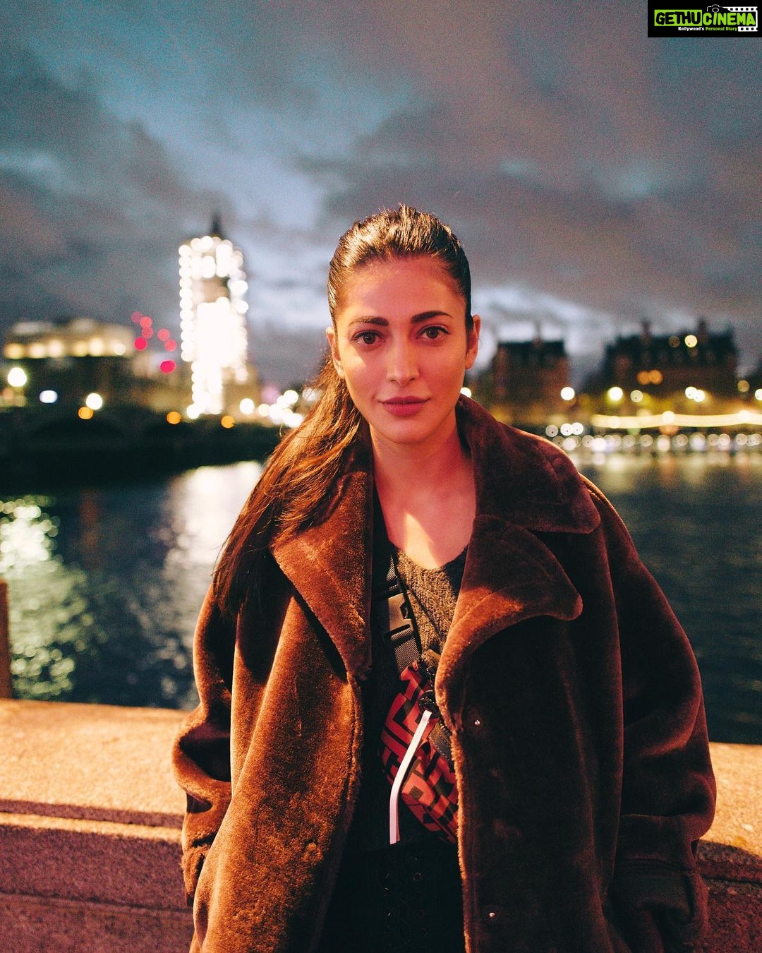 Shruti Haasan Instagram - 🧡 #freezing #flu #myfav