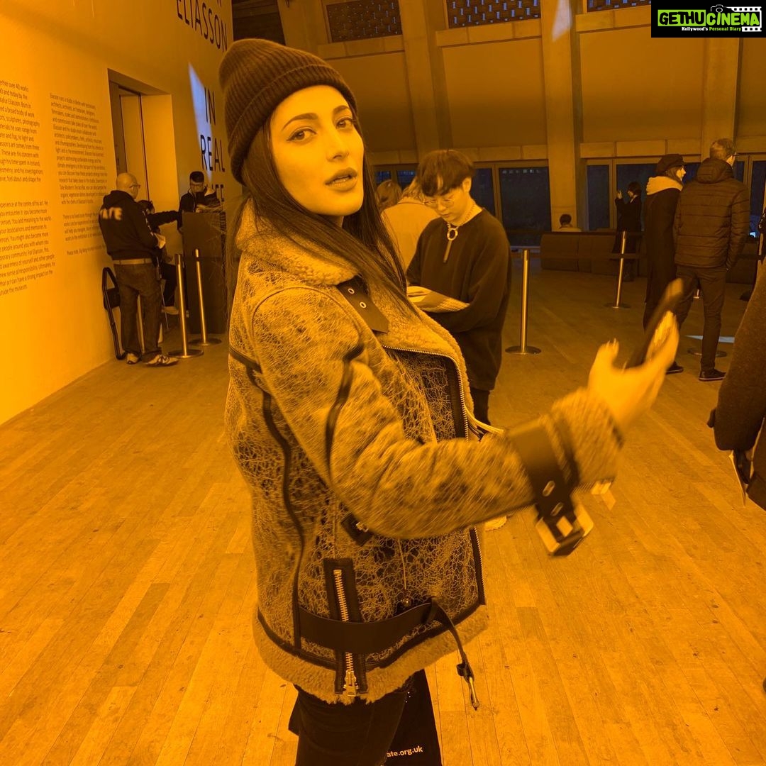 Shruti Haasan Instagram - NOT A FILTER - need these monochromatic lights in my life everyday #washout