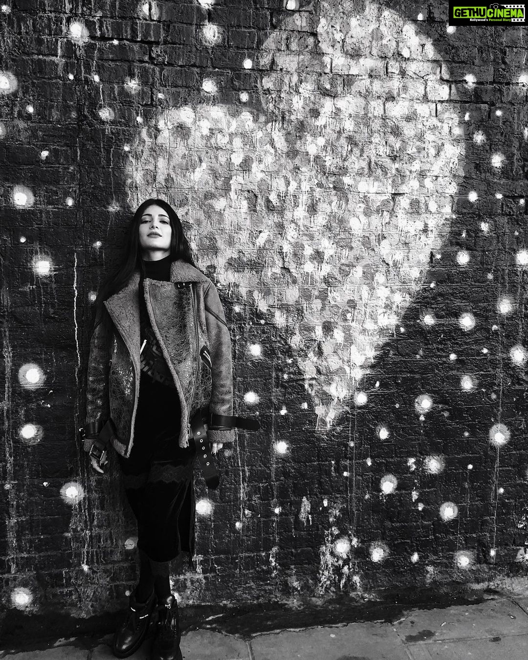 Shruti Haasan Instagram - Big love 🖤 #London #myfav