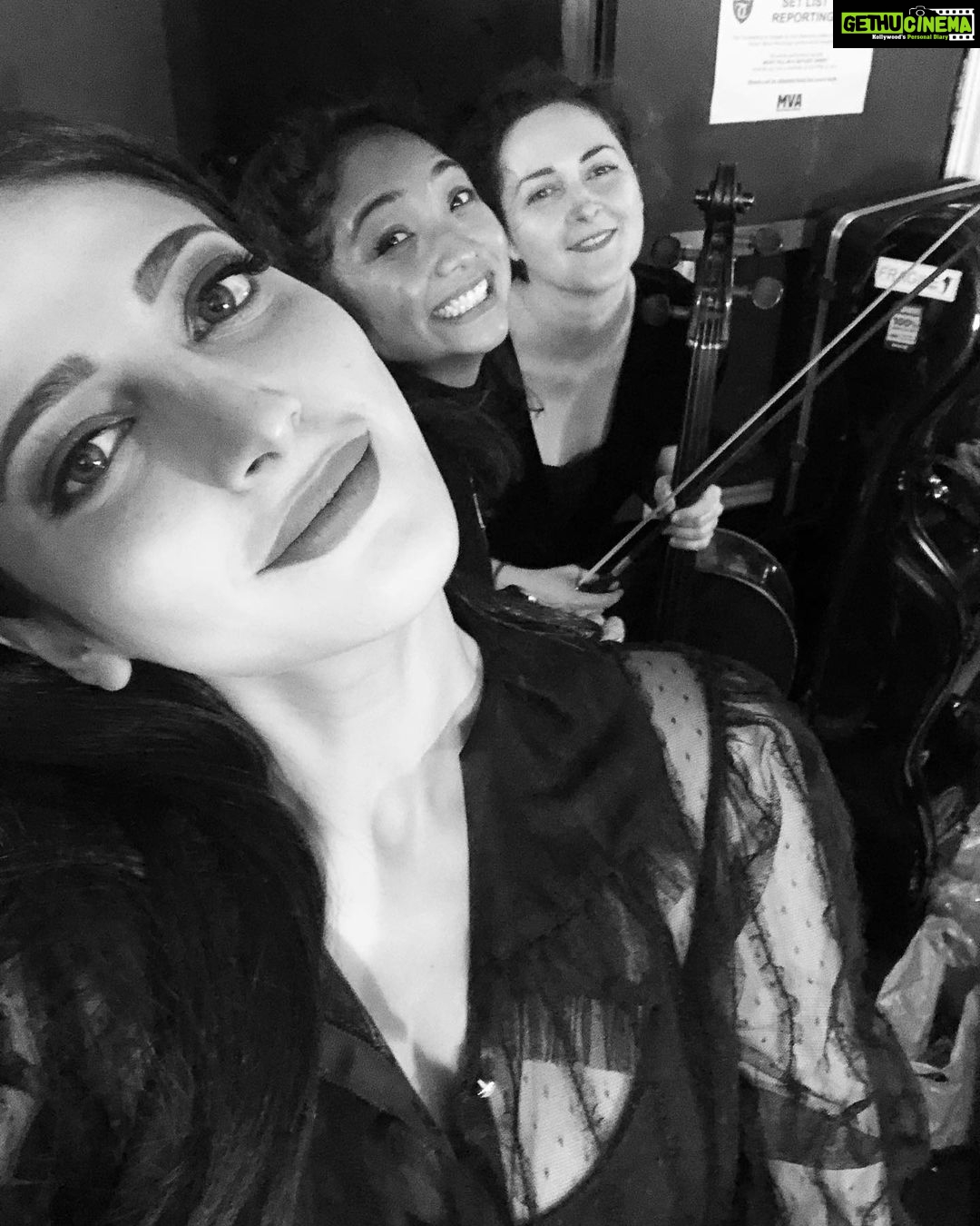 Shruti Haasan Instagram - Such fun playing with these two incredible women @tinakeyboards @zosia_music Thankyou to all the beautiful people who came out to hear us tonight !! 🖤🖤🖤