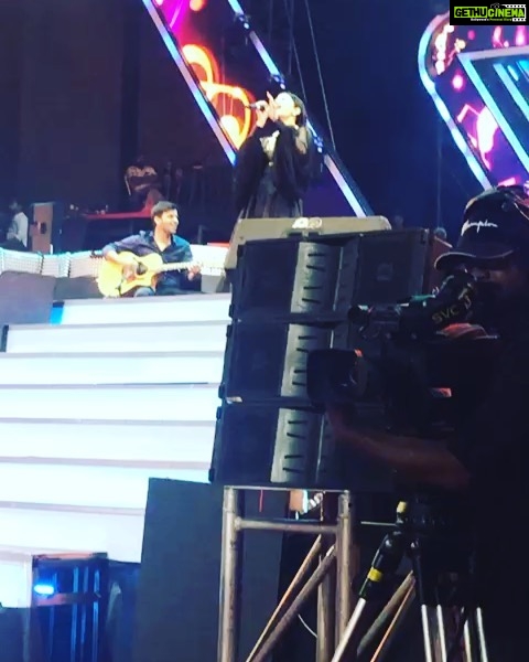 Shruti Haasan Instagram - Such a fun night !!! Can’t wait for you’ll to catch the whole show ❤️ thanks @ddneelakandan for the fun videos from the front row 😘