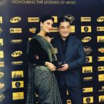 Shruti Haasan Instagram - Thankyou @behindwoodsofficial for my music icon award. I am so humbled and honoured and was proud to receive it from my daddy dearest @ikamalhaasan he has been the guiding force in ensuring I continue to pursue my music and has always taking the time to be a patient first audience To all my ideas !!! i promise to work harder sing from my heart and perform with authenticity.thankyou for all your support and encouragement🙏🏼