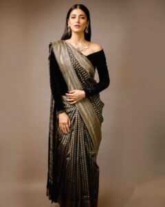 Shruti Haasan Instagram - 🖤🙏🏼🤟🏼 Styled by @jukalker Saree @sailesh_singhania Jewellery @laramorakhia Hmu @dilshadukaji_mua 📸 @kiransaphotography