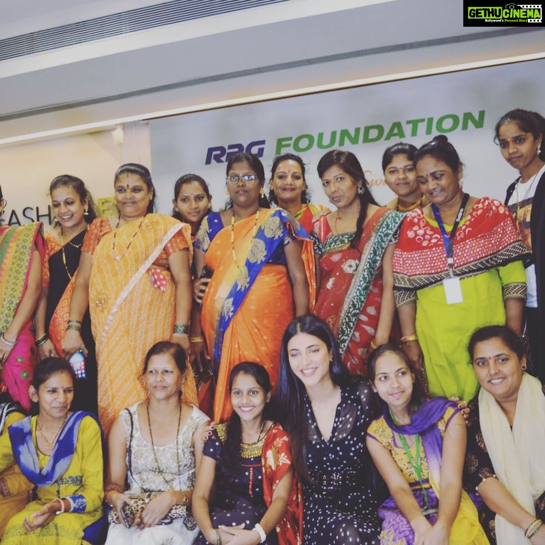 Shruti Haasan Instagram - Had the most amazing time meeting these incredible women who’ve taken charge of their life and destiny! Listening to the stories of success from them through Sanjeevani and swayam the two initiatives for skill training development by @rpg_foundation its wonderful to see the work they’ve been doing and see its evidence through these women’s testimonies !