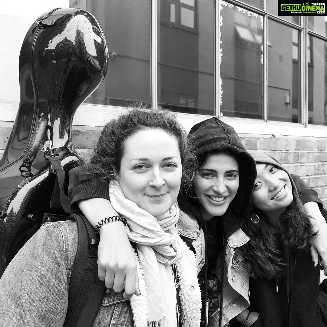 Shruti Haasan Instagram - So thankful to be playing with these two stunning musicians and beautiful people 🖤 @zosia_music @tinakeyboards King's Cross