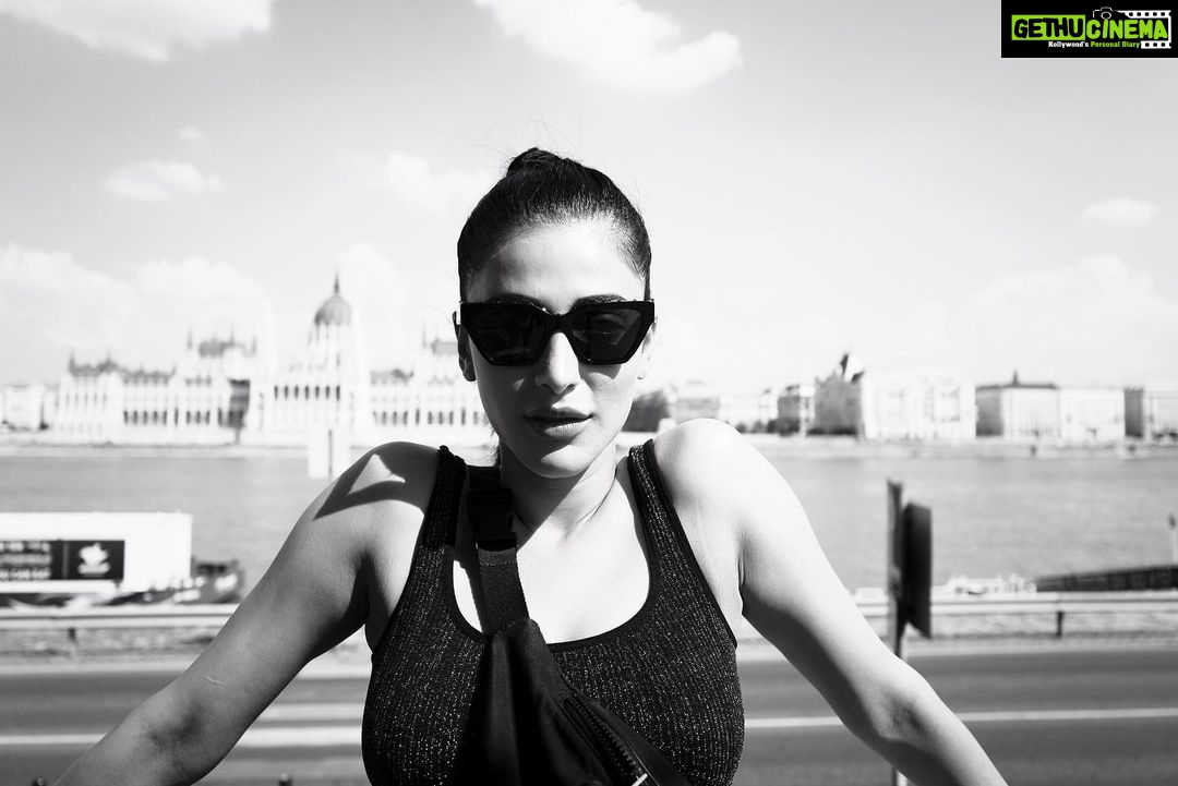 Shruti Haasan Instagram - 🖤 #budapestmemories