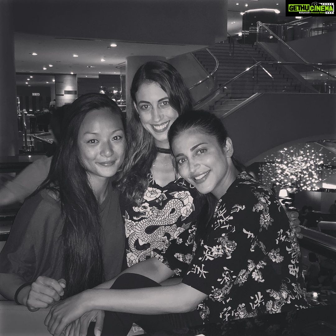 Shruti Haasan Instagram - Our last evening together 🖤 ladies it’s been so so lovely knowing you ! I always feel blessed to meet strong and wonderful women who I can learn more from 🖤 till we meet again ... @__helenetran__ @caitlindechelle
